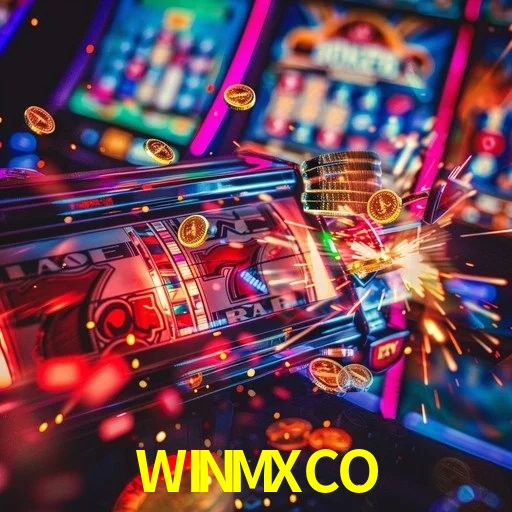 Escena dinámica inspirada en casino con iluminación WINMXCO, cartas, fichas e íconos de juegos digitales en un espacio moderno de juegos.
